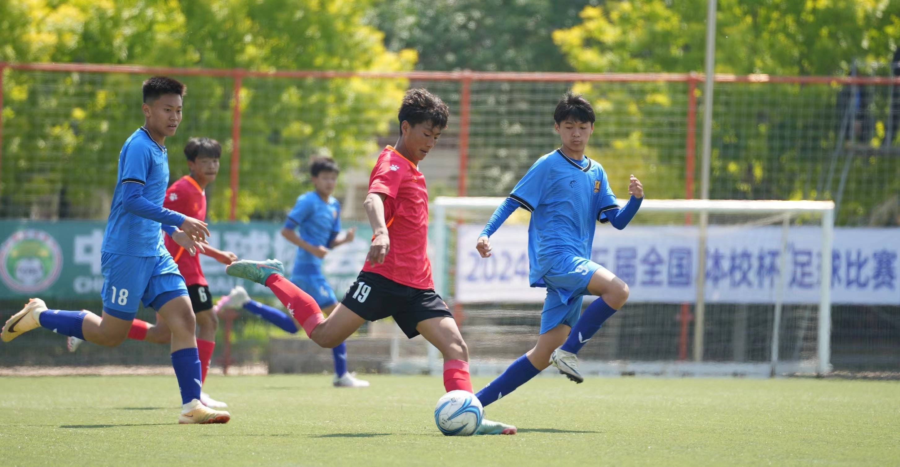 地区足球锦标赛争夺激烈上演